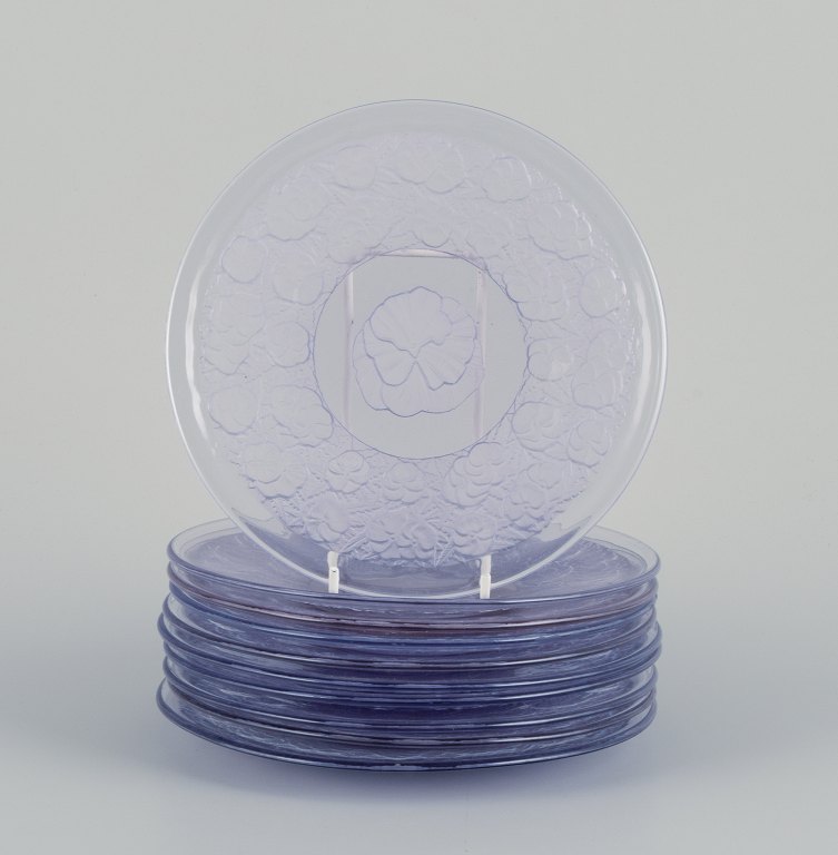 René Lalique stil. Et sæt på ti glastallerkner designet med blomstermotiver i lilla glas.