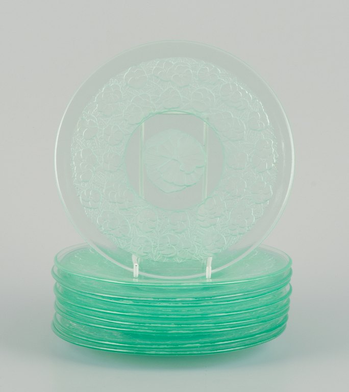 René Lalique stil. Et sæt på ni glastallerkner designet med blomstermotiver i grønt glas.
