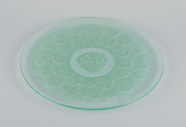 René Lalique stil. Kolossalt fad designet med blomstermotiver i grønt kunstglas. Mundblæst.