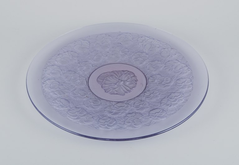 René Lalique stil. Kolossalt fad designet med blomstermotiver i lilla kunstglas. Mundblæst.
