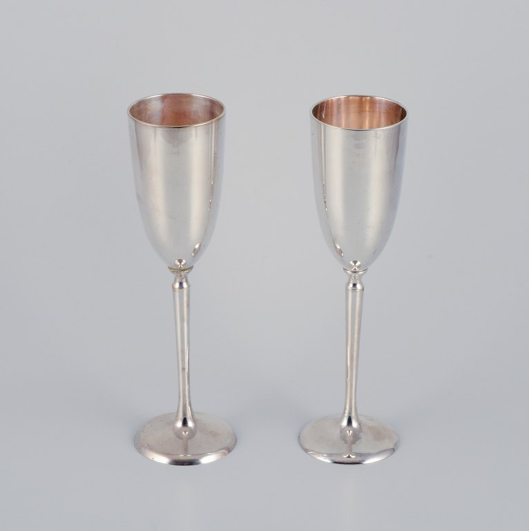 Gunilla Lindahl for Scandia Present, Sverige. To store champagnefløjter i nysølv. Håndlavet.