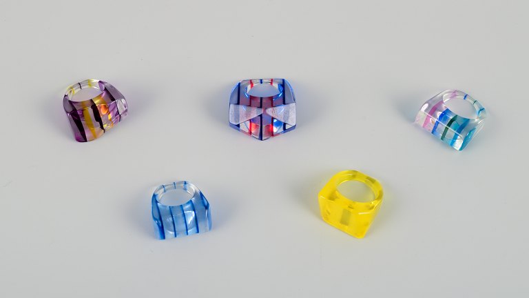 Fransk smykkekunstner. Fem designerringe i plast. Stribet design med forskellige farver.