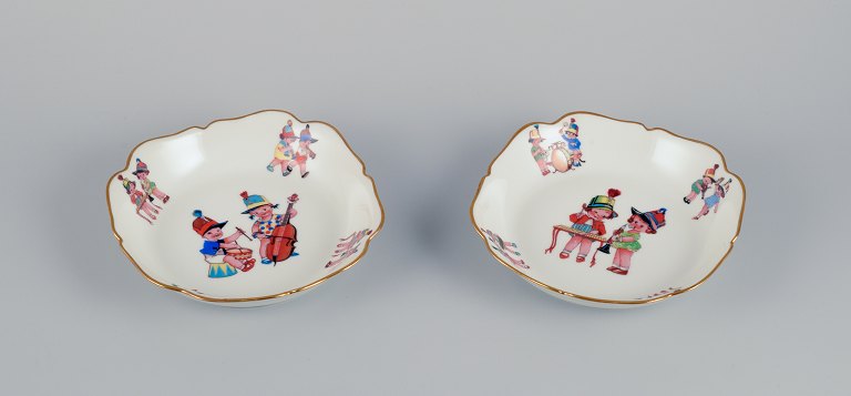 Limoges, Frankrig. To dybe børnetallerkner i porcelæn. Guldkant. Motiver af barnemusikanter.