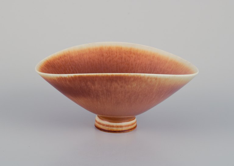 Berndt Friberg (1899-1981) for Gustavsberg Studiohand. Unique ceramic bowl in light brown hares fur glaze.