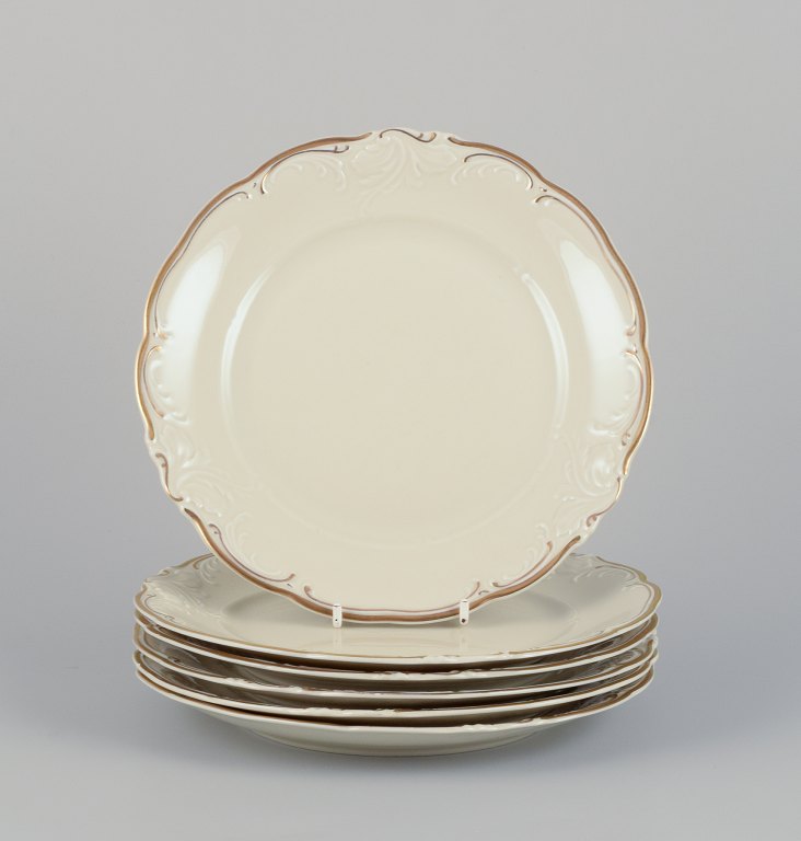 KPM, Polen. Et sæt på seks frokosttallerkner i porcelæn.Cremefarvet, dekoration med guldkant.