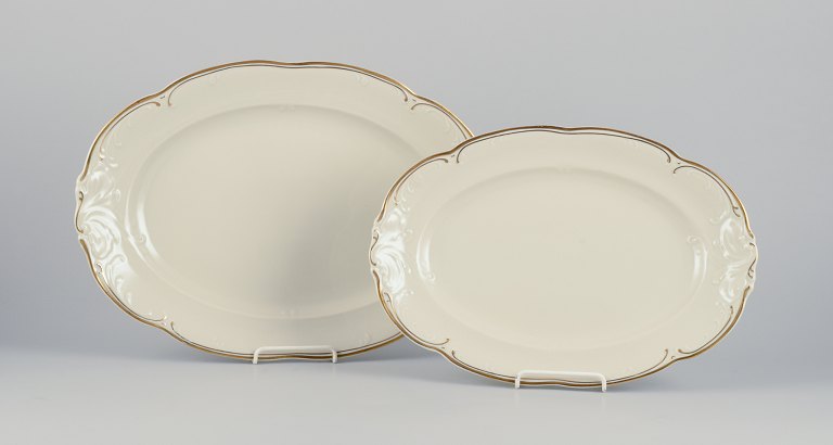 KPM, Polen. To store ovale serveringsfade i porcelæn.Cremefarvet, dekoration med guldkant.