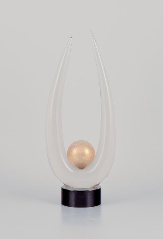 Archimede Seguso for Murano, Italien. Stor skulptur i kunstglas.Klart glas på sort sokkel. Med guldfarvet kugle. Mundblæst.