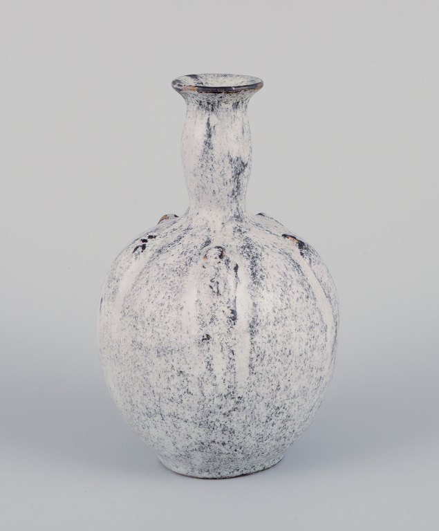 Svend Hammershøi (1873-1948) for Kähler. Keramikvase med smal hals i sortgrå dobbeltglasur.