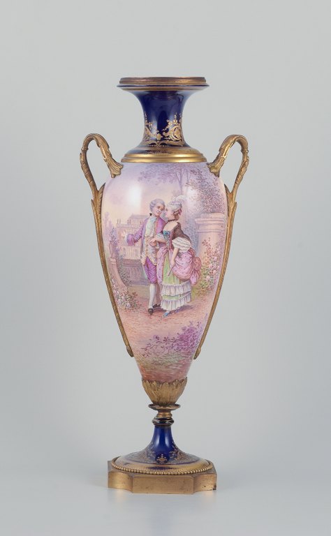 Lucot for Sevres, Frankrig. Stor amphora-formet urne i fajance og bronze. Sevres Bleu dekoration samt gulddekoreret. Scene Galante.