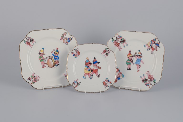 Limoges Porcelaine, Frankrig. Tre porcelænstallerkner med motiver af barnemusikanter.