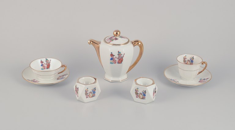 Limoges Porcelaine, Frankrig. Kaffekande, tekop og en kaffekop med underkopper samt to æggebægre i porcelæn. Motiver af børnemusikanter.