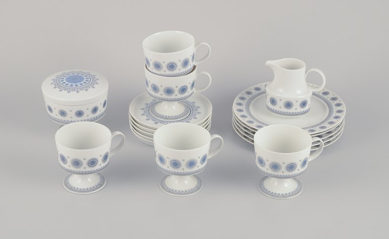 Tapio Wirkkala for Rosenthal. Et fempersoners kaffeservice bestående af fem kaffekopper med underkopper, fem tallerkner samt sukkerskål og flødekande.