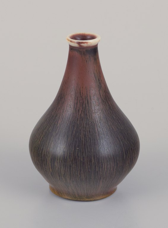 Bengt Ekeblad (1922-2003), svensk keramiker for Rörstrand.Unika miniature keramikvase med glasur i brune nuancer. Sjælden vase.