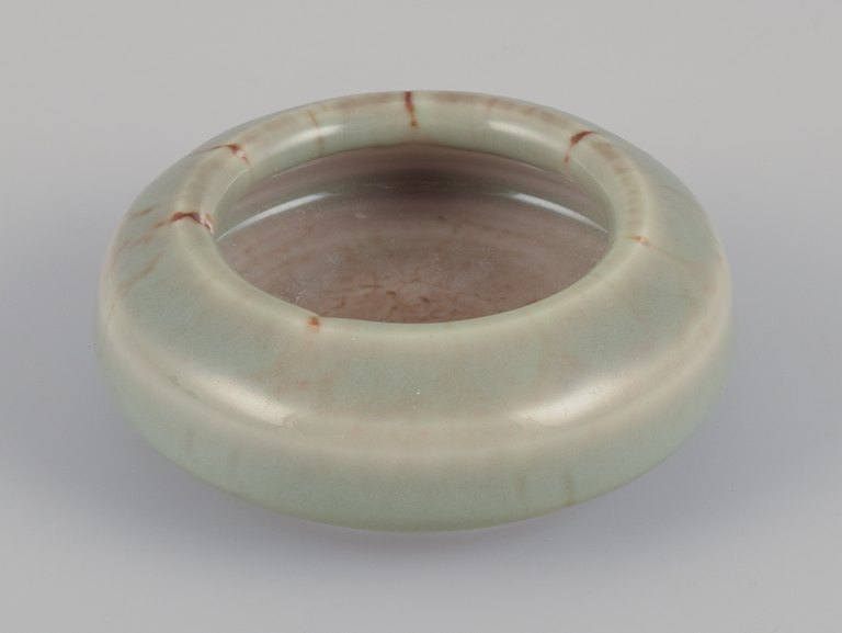 Bengt Ekeblad (1922-2003), svensk keramiker for Rörstrand.Unika miniature keramikskål med glasur i grønlige nuancer. Sjælden vase.