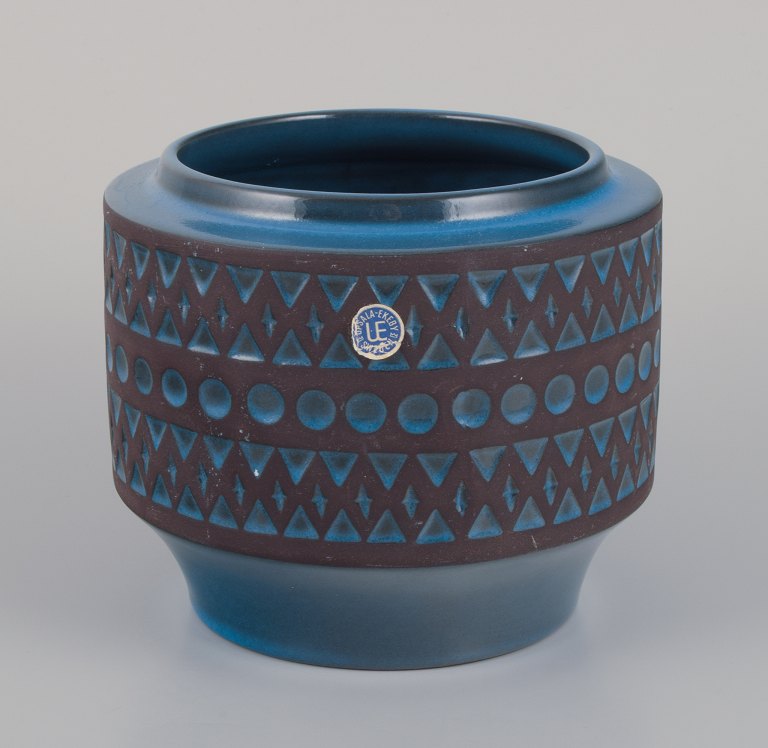 Mari Simmulson (1911-2000) for Upsala Ekeby. Ceramic pot with a geometric pattern. Blue glaze.