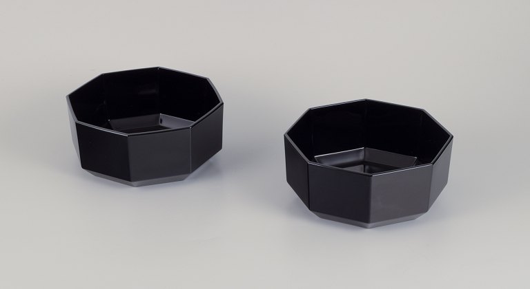 Arcoroc, Frankrig. To ottekantede skåle i sort glas.