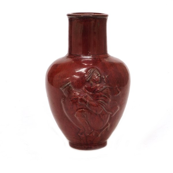 Vase med okseblodsglasur prydet med religiøse motiver i relief fremstillet af Jais Nielsen for Royal Copenhagen  modelnummer 20247. H: 23cm