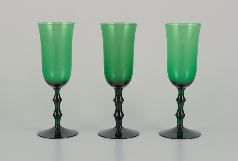 Simon Gate for Orrefors, Sverige. Tre ”Salut” champagneglas i grønt mundblæst kunstglas.