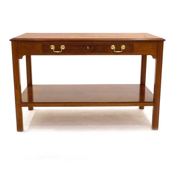 Kaare Klint sideboard i cubamahogni. To skuffer i sarg og avishylde. Fremstillet hos Rud. Rasmussen og med etiket herfra. H: 74cm. top: 58x114cm