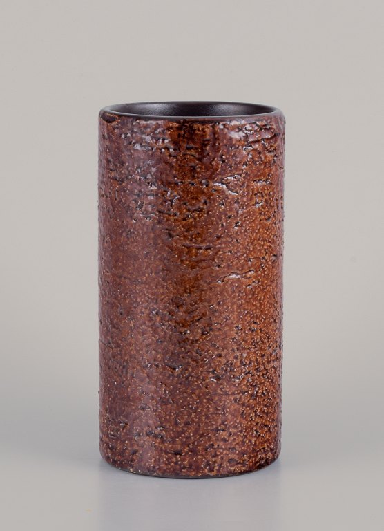 Ingrid Atterberg for Upsala Ekeby, Sverige. Keramikvase med glasur i brune nuancer.