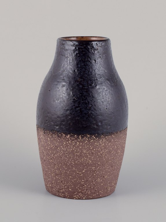 Mari Simmulson for Upsala Ekeby, Sverige. Onyx keramikvase med glasur i sorte toner. Nederste halvdel uglaseret.
