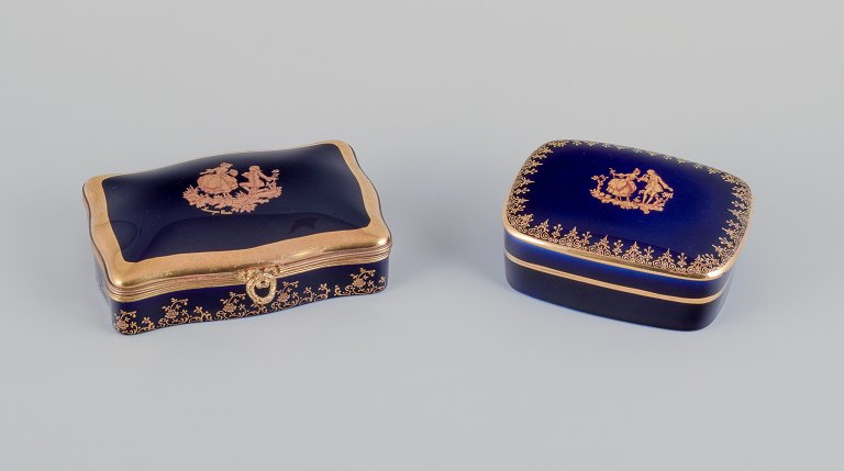 Limoges, Frankrig. To lågæsker i porcelæn. Dekoreret i 22-karat bladguld. Smuk kongeblå glasur. Scène galante.