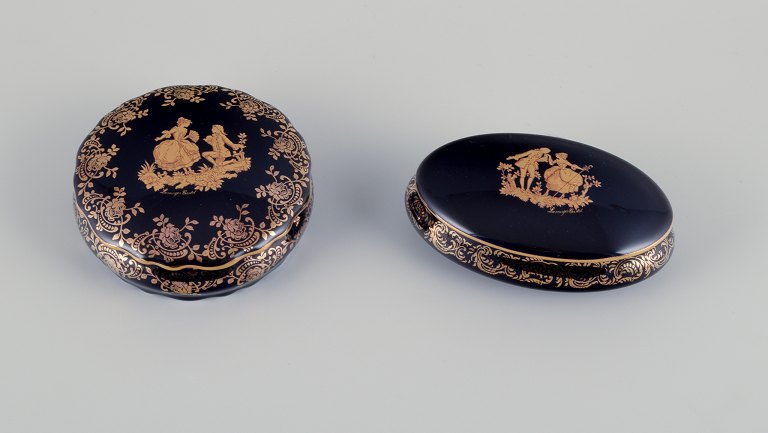 Limoges, Frankrig.  To lågkrukker i porcelæn i porcelæn (en oval). Dekoreret i 22-karat bladguld. Smuk kongeblå glasur. Scène galante.