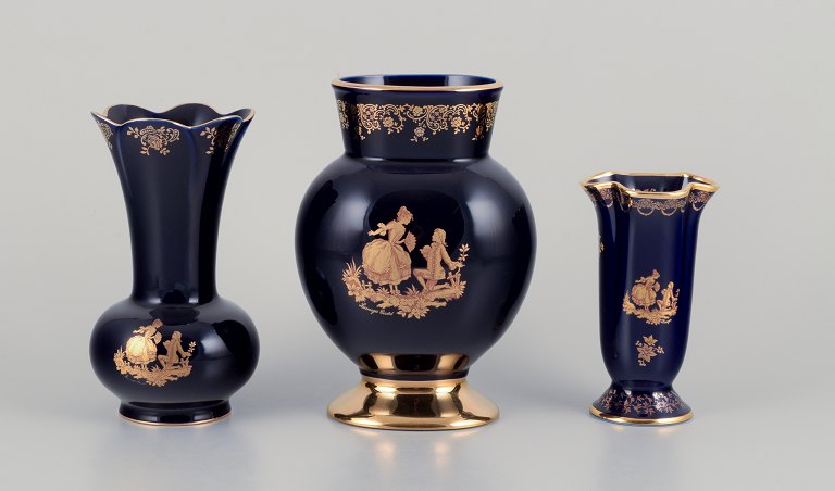 Limoges, Frankrig.  Tre vaser i porcelæn. Dekoreret i 22-karat bladguld.Smuk kongeblå glasur. Scène galante.