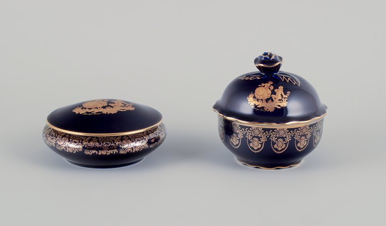 Limoges, Frankrig.  To lågkrukker i porcelæn i porcelæn. Dekoreret i 22-karat bladguld. Smuk kongeblå glasur. Scène galante.