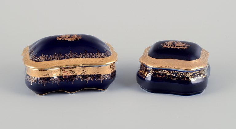 Limoges, Frankrig.  To lågkrukker i porcelæn. Dekoreret i 22-karat bladguld. Smuk kongeblå glasur. Scène galante.