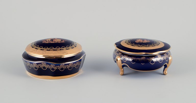 Limoges, Frankrig.  To lågkrukker i porcelæn. Dekoreret i 22-karat bladguld. Smuk kongeblå glasur. Scène galante.