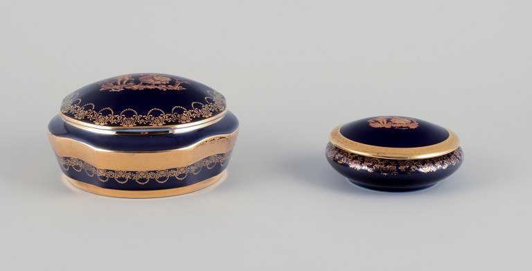 Limoges, Frankrig. To lågkrukker i porcelæn. Dekoreret i 22-karat bladguld. Smuk kongeblå glasur. Scène galante.