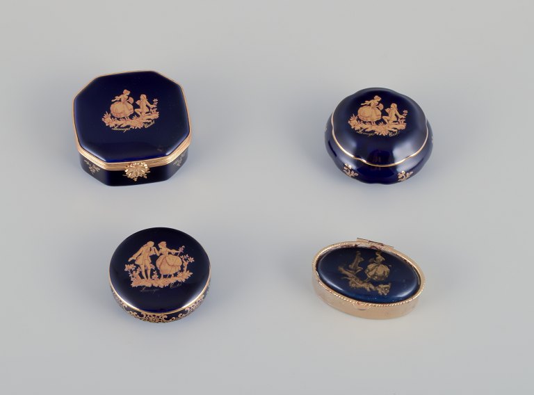 Limoges, Frankrig.  Fire lågæsker i porcelæn. To med messingmontering. Dekoreret i 22-karat bladguld.Smuk kongeblå glasur. Scène galante.