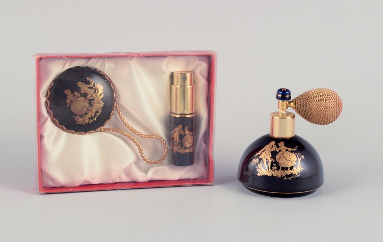 Limoges, Frankrig.  To parfumeforstøvere og et sminkespejl i porcelæn. Dekoreret i 22-karat bladguld. Smuk kongeblå glasur. Scène galante.