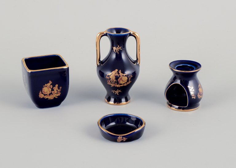 Limoges, Frankrig.  Fire dele porcelæn. Miniaturer. Dekoreret i 22-karat bladguld. Smuk kongeblå glasur. Scène galante.