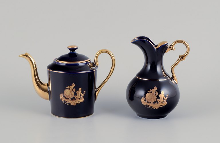 Limoges, Frankrig.  Miniature Kaffekande og vandkande i porcelæn. Dekoreret i 22-karat bladguld. Smuk kongeblå glasur. Scène galante.