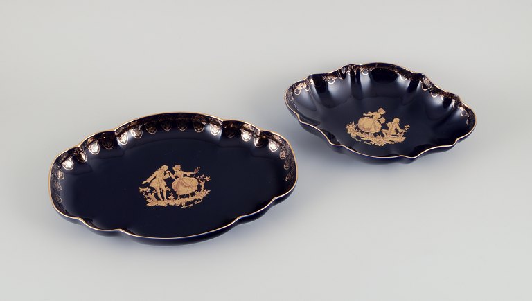 Limoges, Frankrig.  To serveringsfade i porcelæn. Dekoreret i 22-karat bladguld. Smuk kongeblå glasur. Scène galante.