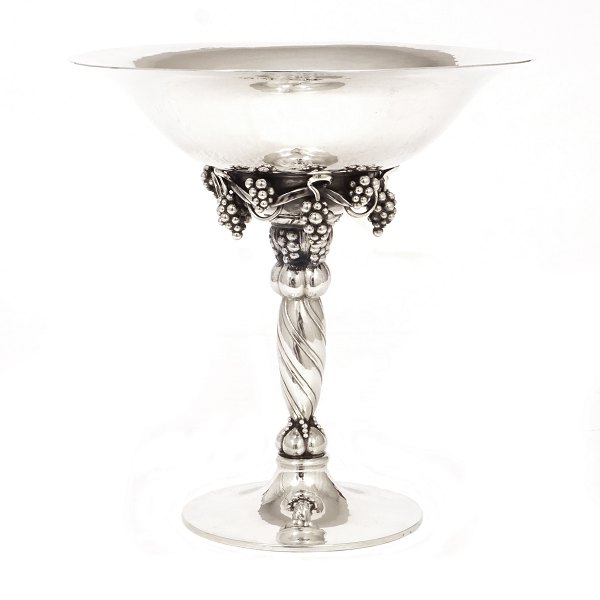Georg Jensen drueopsats 263B.  Drueopsats i let hammerslået sterlingsølv med snoet stamme. Formgivet af Georg Jensen 1918. udført efter 1945. #263B. H: 19,1cm. V: 610gr