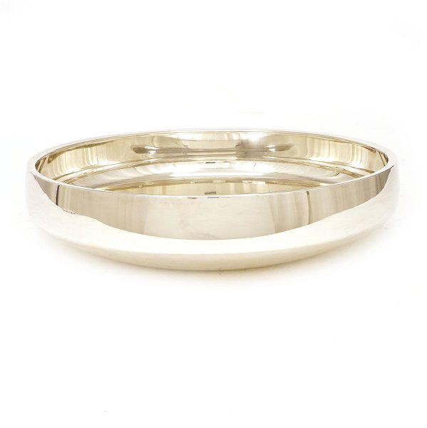 Large sterlingsilver bowl 1131A by Henning Koppel for Georg Jensen. H: 7cm. D: 28,3cm. W: 1.090gr