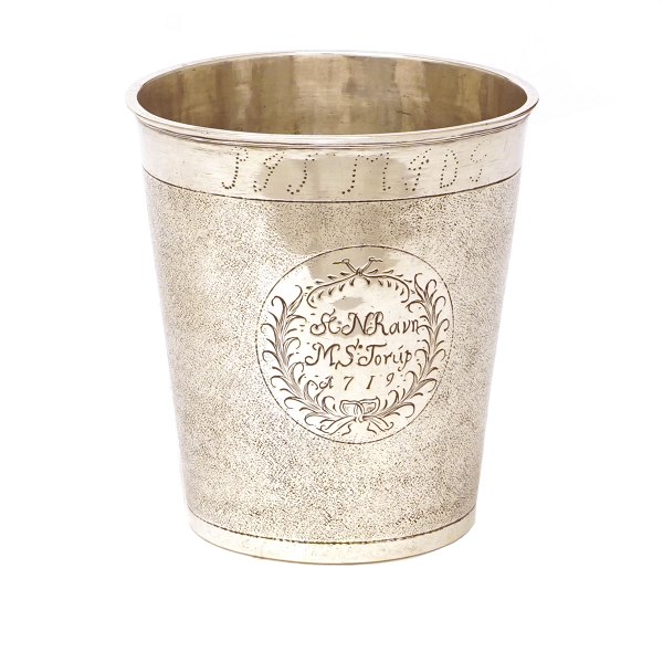 Large Baroque snake skin silver cup by Erik Andersen Winther, Aarhus, Denmark, 1691-1725. H: 10,4cm. W: 156,6gr