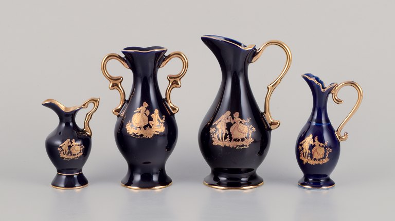 Limoges, Frankrig. Tre kander og en vase i porcelæn dekoreret i 22-karat bladguld. Smuk kongeblå glasur. Scène galante.