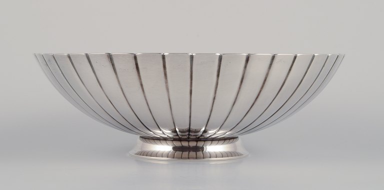 Sigvard Bernadotte for Georg Jensen. Large bowl in sterling silver with ribbed design.