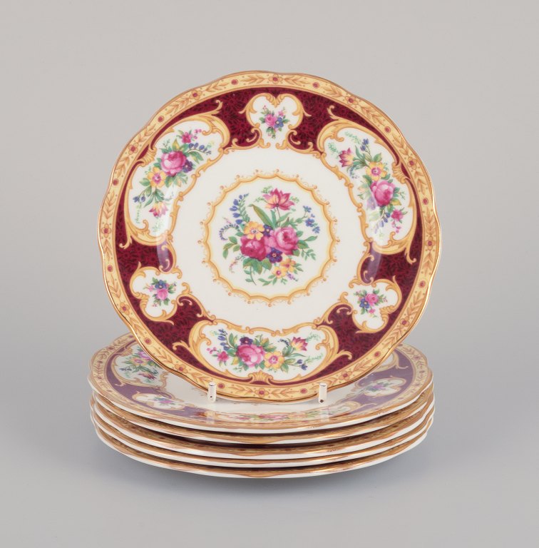 Royal Albert, England. Et sæt på seks ”Lady Hamilton” tallerkner med polykrome blomstermotiver. Gulddekoration.
