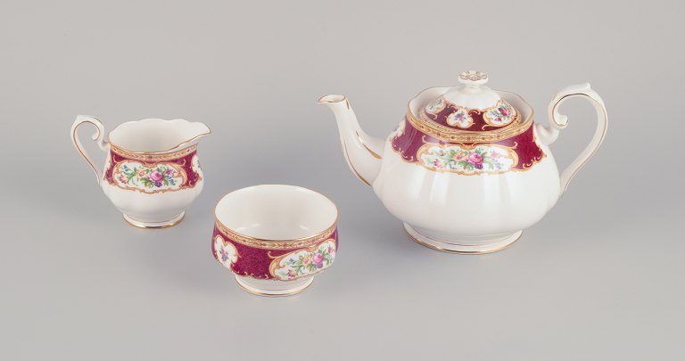 Royal Albert, England. “Lady Hamilton”. Stor tekande samt sukkerskål og flødekande. Polykrome blomstermotiver og gulddekoration.