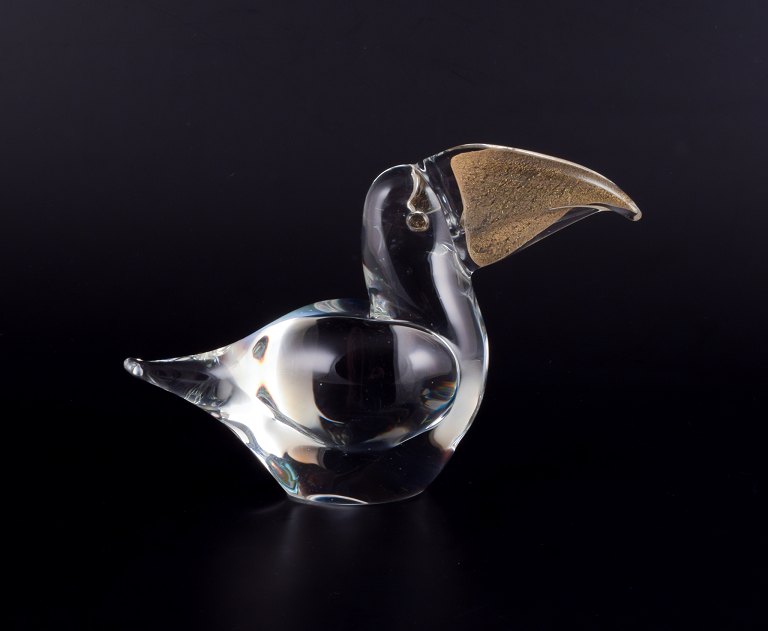 Murano, Italien. Lille kunstglasskulptur af tukan i klart glas med næb i guld-farvet glas.