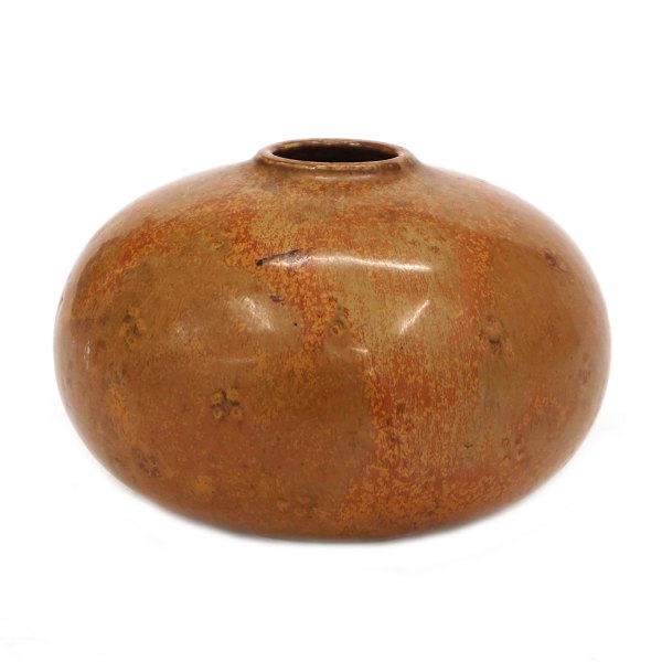 Rund Saxbo vase med brun og rødlig harepels glasur. Signeret Saxbo. H: 9,5cm. D: 13cm