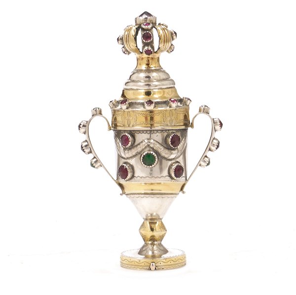 Hovedvandsæg i delvist forgyldt sølv af Thomas Jensen den yngre, Aabenraa, 1851-53. H: 13,6cm. V: 92,4gr
