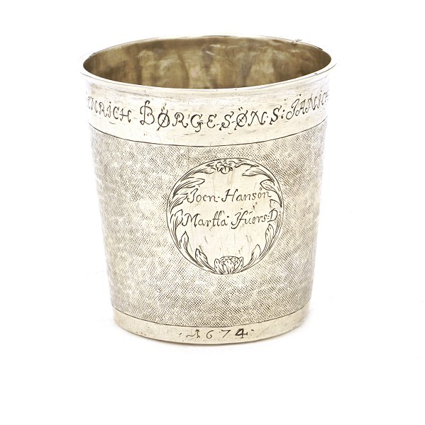 Dansk nålepunslet barok sølvbæger dateret 1674. Stempel ukendt,. H: 7,3cm. V: 80,1gr