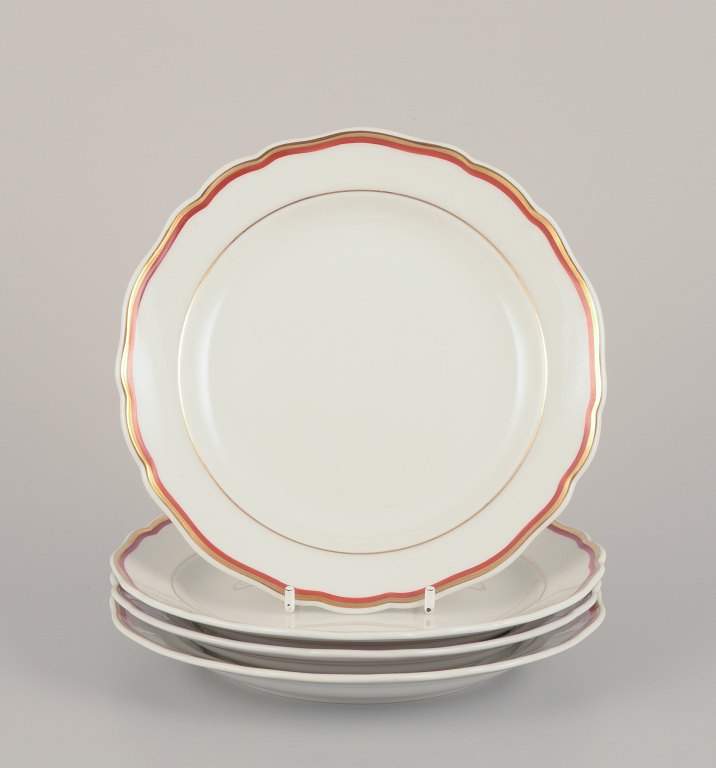 Meissen, Tyskland. Et sæt på fire tallerkner. Dekoreret med koralrød og guld farvet kant. Art Deco.