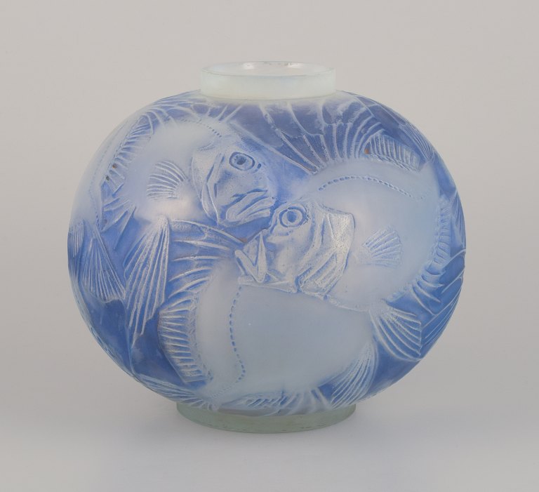 René Lalique (1860-1945). Large, rare, and early "Poissons" art glass vase in blue glass.